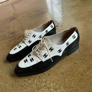 Chanel vinatge logo lace up 40.5